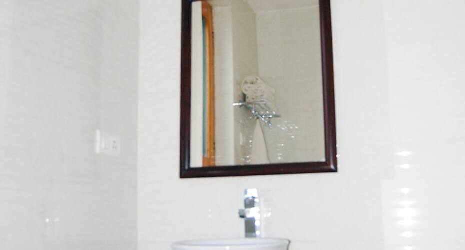Hotel Imperial Lake View, Srinagar 4